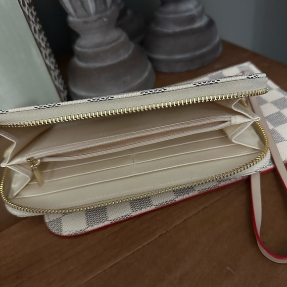 Designer inspired cream tote bag with wallet and zipper pouch - Picture 2 of 6